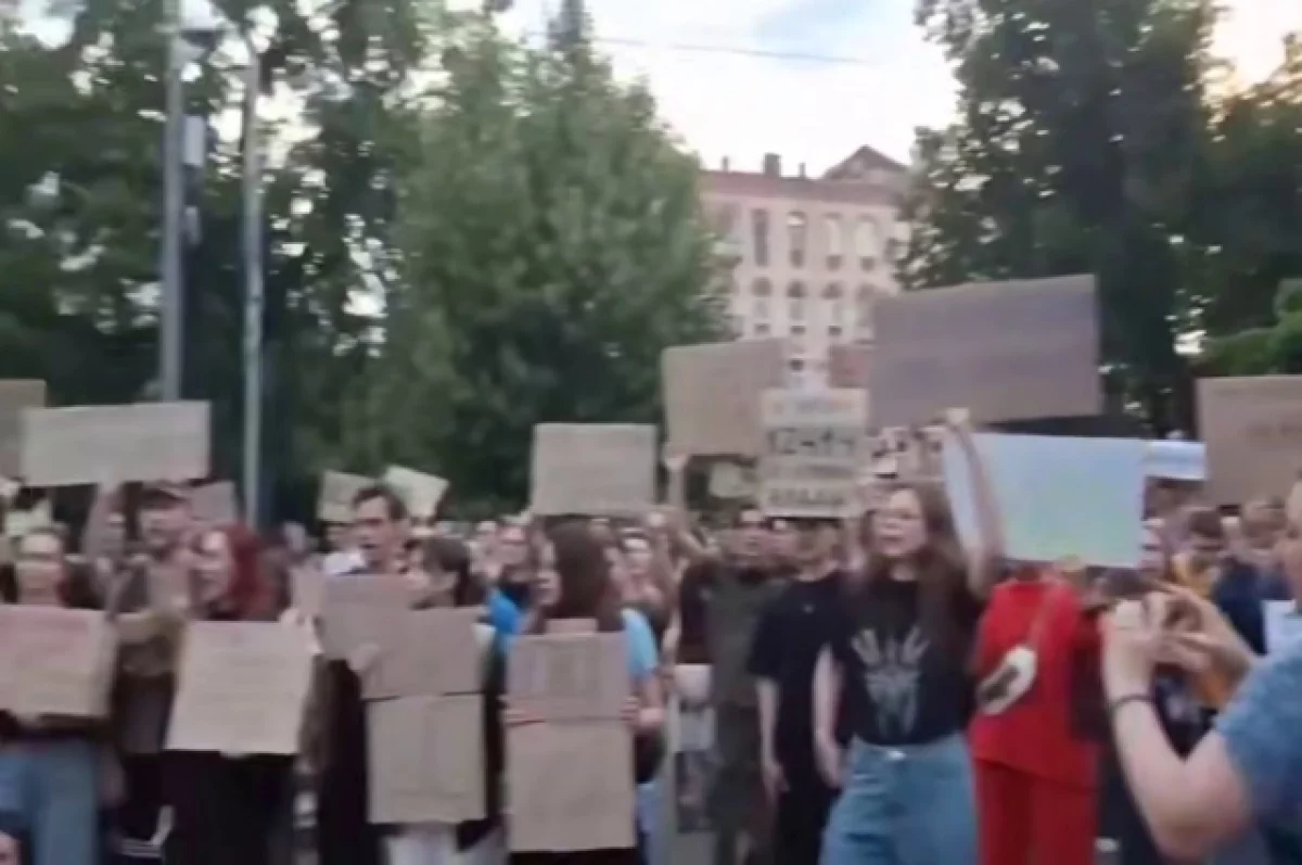 "Убийца и предатель". Украинцы вышли на улицы с плакатами против Зеленского