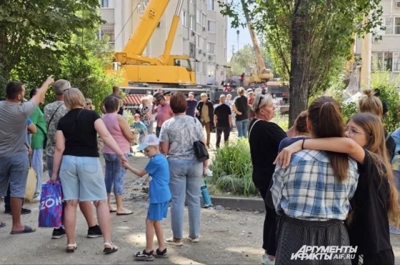 Информация об инциденте в доме по улице Блинова в Саратове поступила в 12:12 (11:12 по московскому времени).