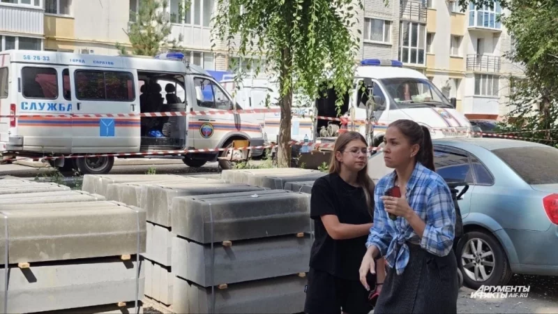 Как сообщили в оперативных службах, произошло обрушение части панельного дома с десятого по первый этаж.