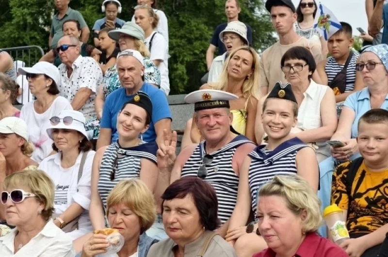 Многие зрители пришли целыми семьями.