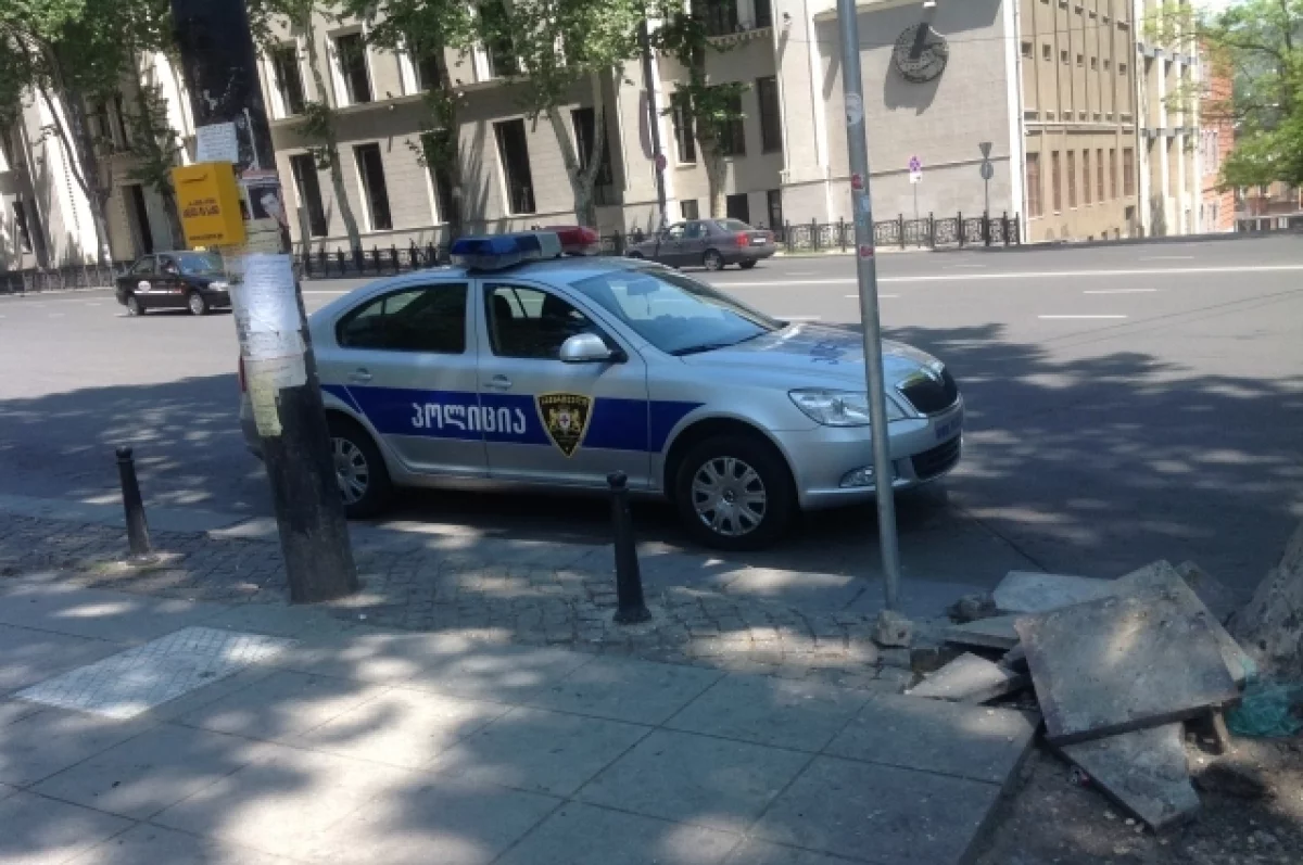 В Тбилиси неизвестные взорвали петарды у отеля, где живут фехтовальщики из РФ