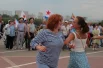 Танцуют все.