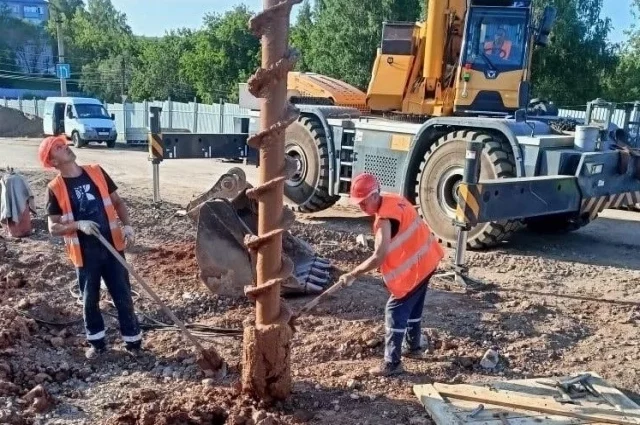 В отверстия погружают многометровые шпунты.