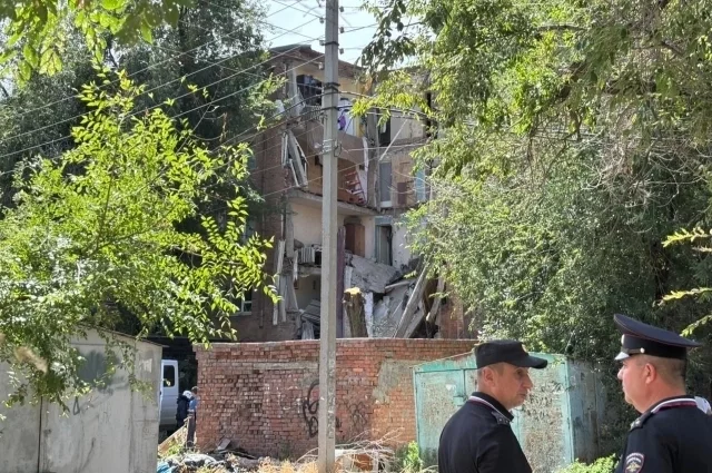 На месте работают оперативные службы.