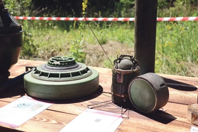 Украинские боевики, отступая, оставляли мины-ловушки.