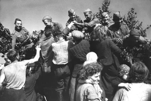 Население освобожденных районов Латвии встречает воинов Красной Армии. Летом 1944 года войсками 2-го Прибалтийского фронта от немецко-фашистской оккупации были освобождены города Зилупе, Дагда, Краслава, Лудза, десятки поселков и сотни хуторов, 1944 год.