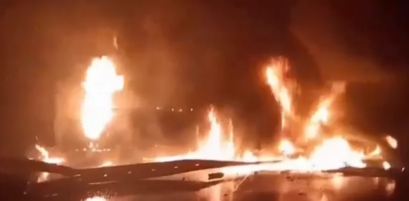 Горючее разлилось по проезжей части.