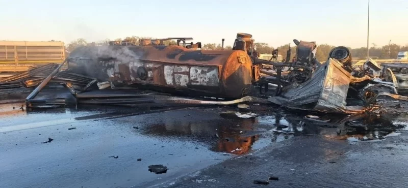 Водитель грузового автомобиля погиб.