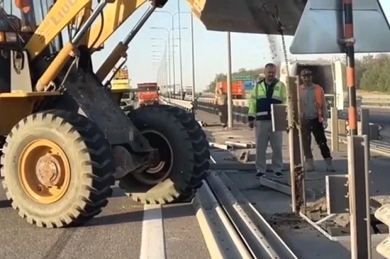 Рабочие убрали барьерное ограждение.
