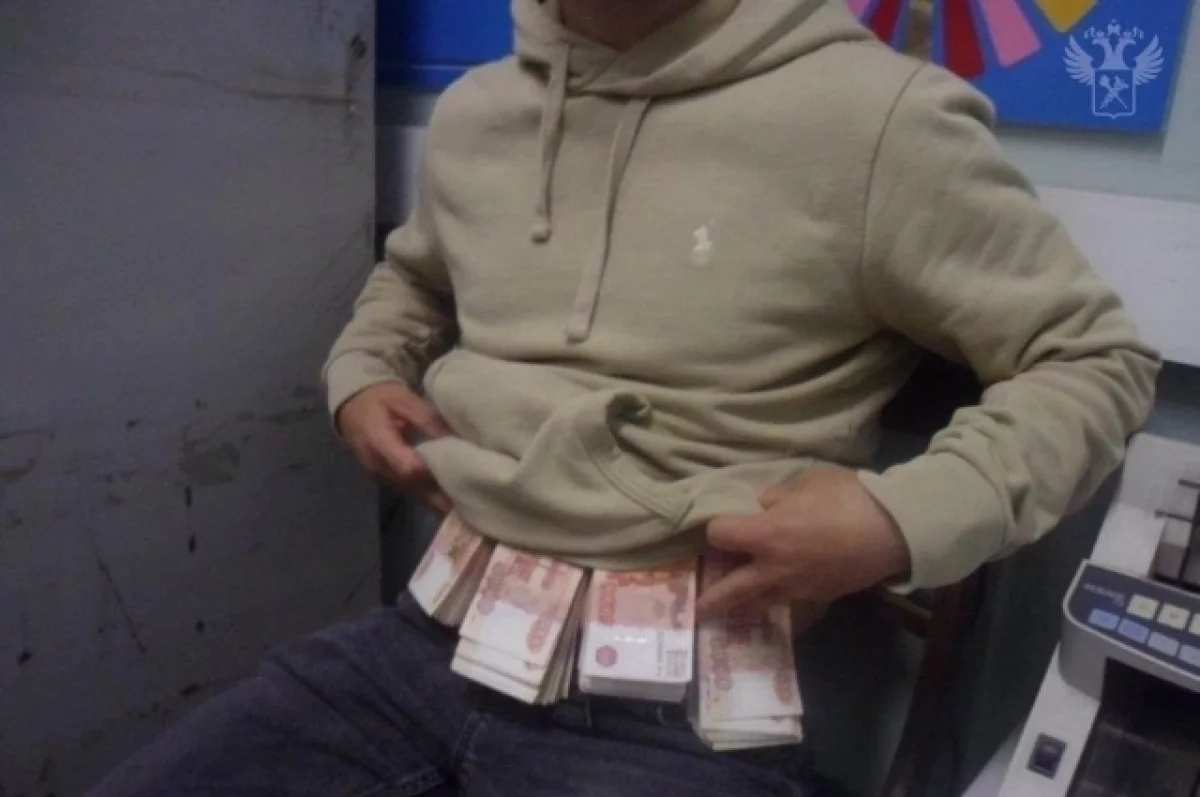 Гражданин Латвии попытался вывезти из Росси 3 млн рублей под одеждой