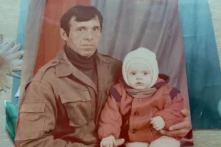 Людмила Короткова из Москвы ищет своих родственников в Новосибирской области. На фото: она и её папа Сергей Коротков.