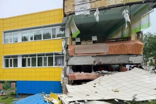 Стена в детском саду на Камчатке обрушилась из-за подземных толчков, но жертв среди людей нет.