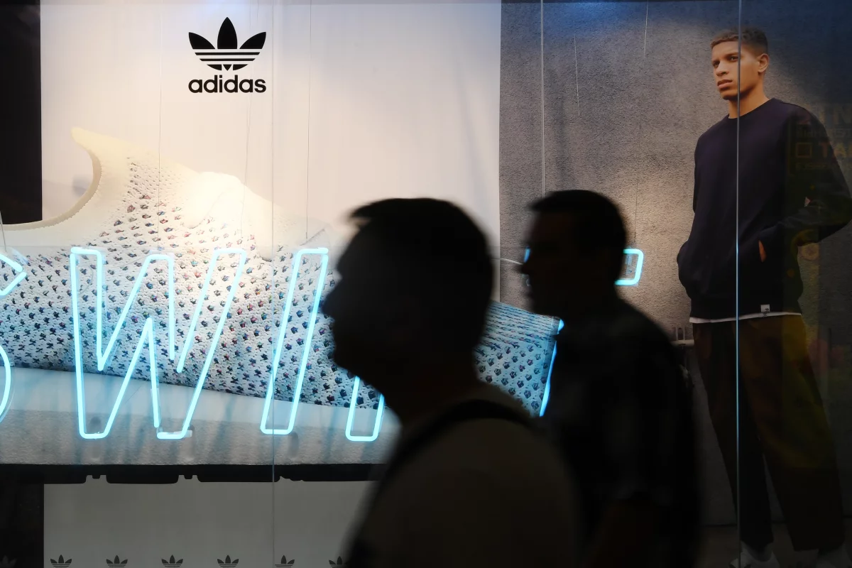Bloomberg: акции Adidas упали на 9% на фоне опасений перед пошлинами США