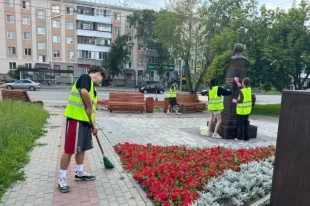 В то время, как одни приводят в порядок город, другие рвут цветы.