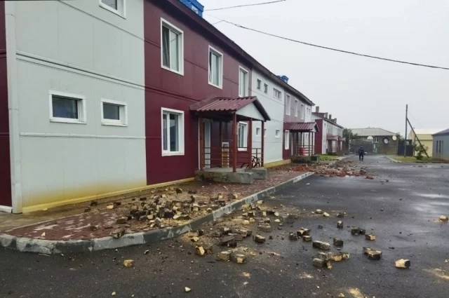 Печные трубы развалились в домах в Северо-Курильске во время сильнейшего землетрясения.
