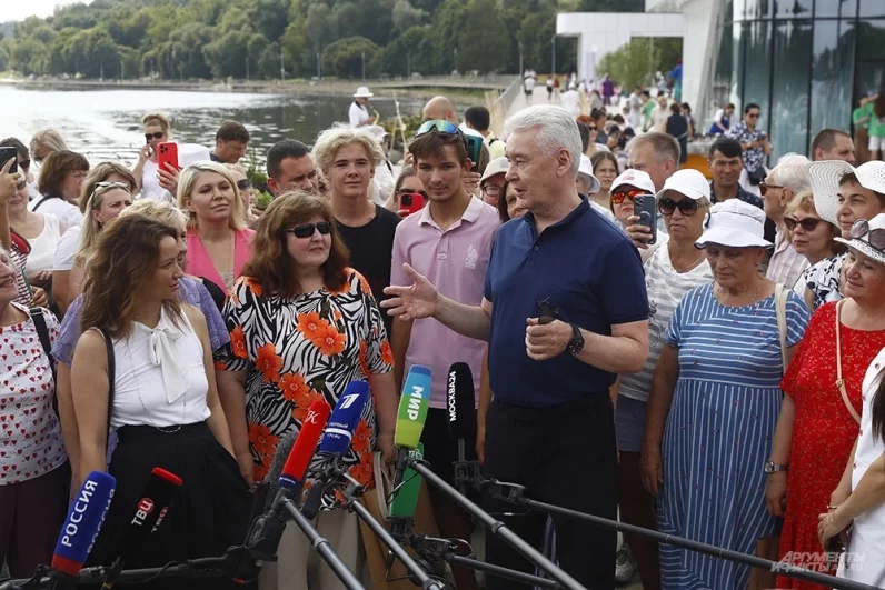 На причальной площади построили новые качели и белые павильоны с панорамным остеклением, в которых расположились кафе и ресторан.