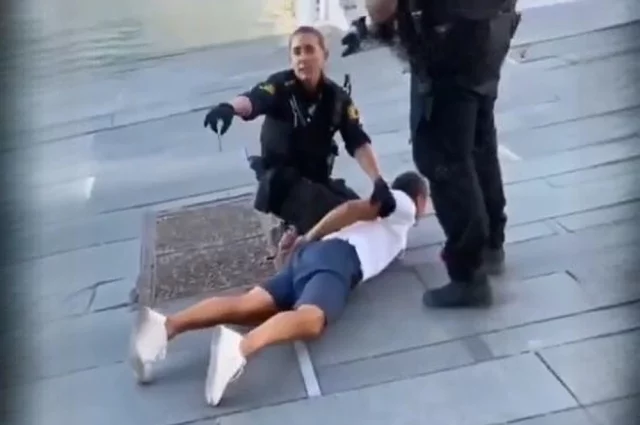 Задержание одного из украинцев, напавших за русскую речь на мать с сыном.