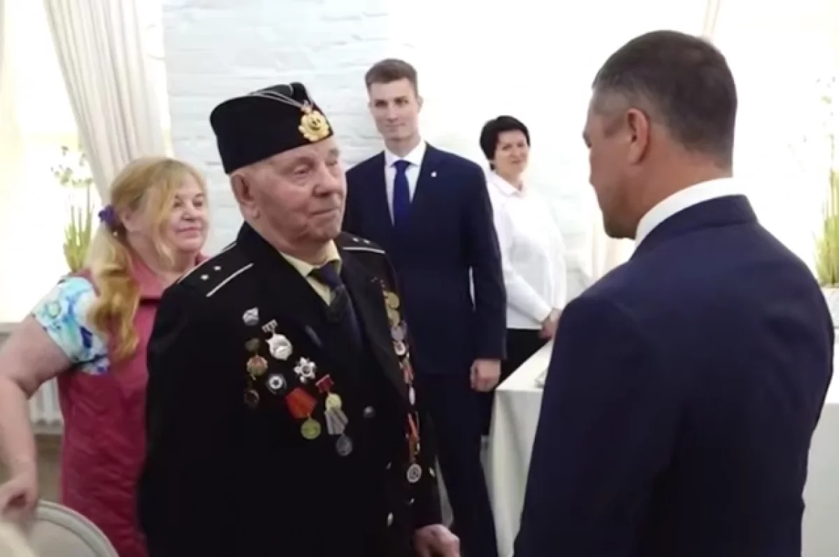 Отказавшийся выполнить требования властей Латвии 98-летний ветеран получил паспорт России
