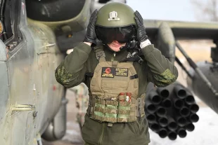 Военнослужащий группировки войск «Центр» ВС РФ подготавливает разведывательно-ударный вертолет Ка-52 к вылету для нанесения удара и выполнения боевых задач в зоне проведения специальной военной операции.