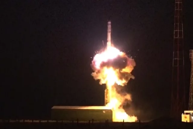 «Орешник» — новейший российский ракетный комплекс с баллистической ракетой.