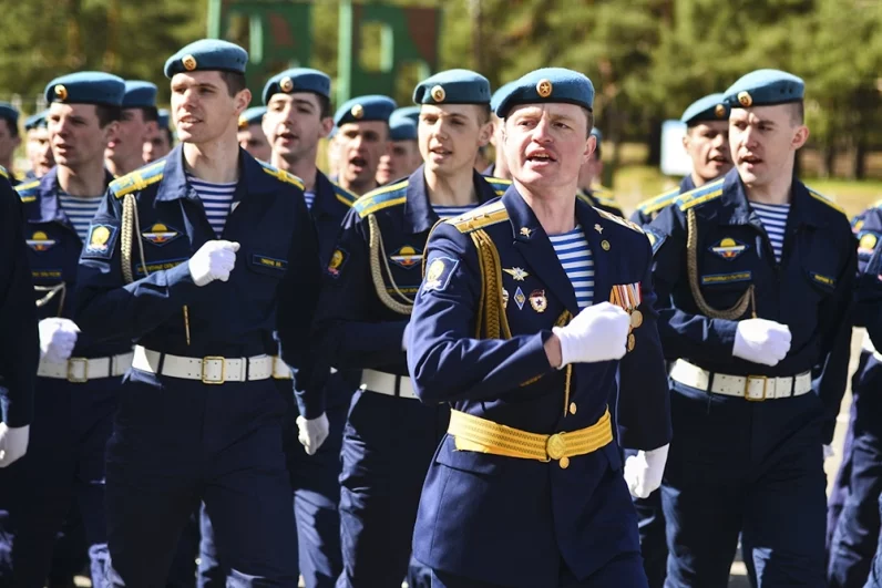 
 «Первый прыжок не помню». Экс-главком ВДВ генерал Шпак — о парашюте десанта    