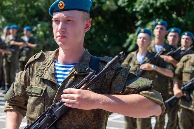 
 «Первый прыжок не помню». Экс-главком ВДВ генерал Шпак — о парашюте десанта    