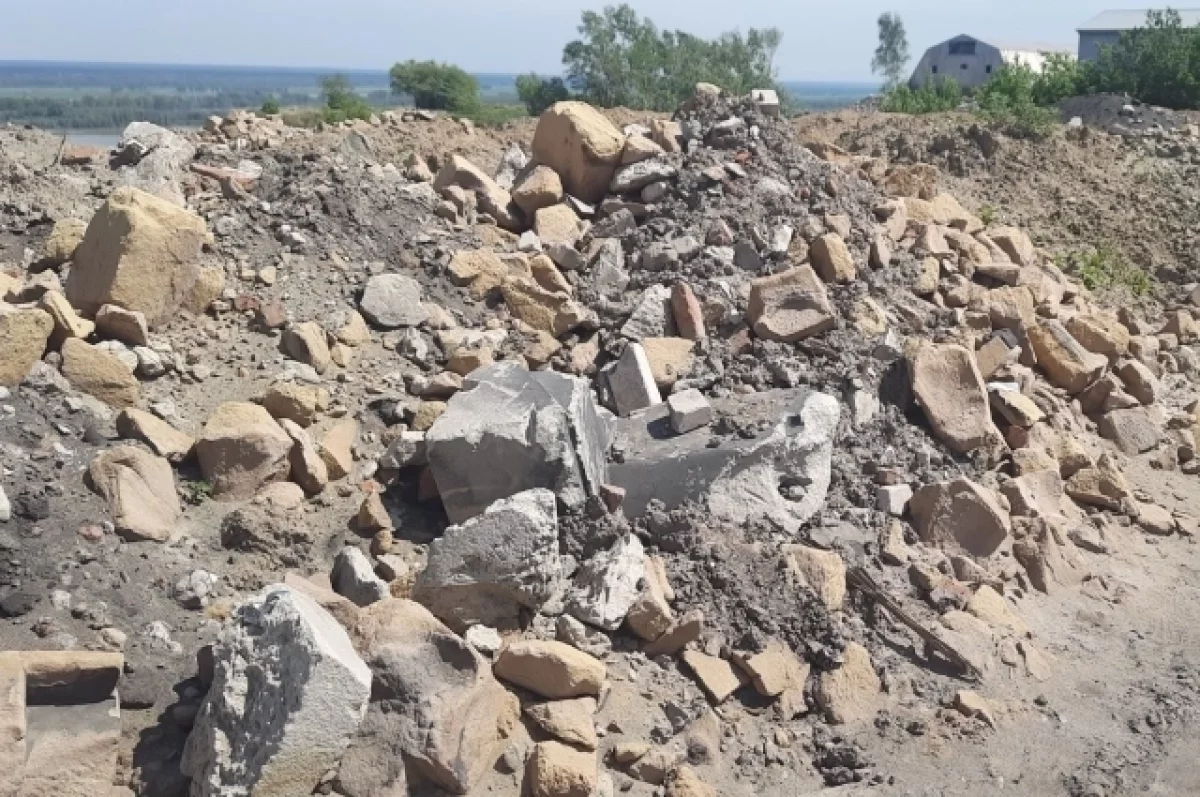 В Барнауле убрали нелегальную свалку в Октябрьском районе