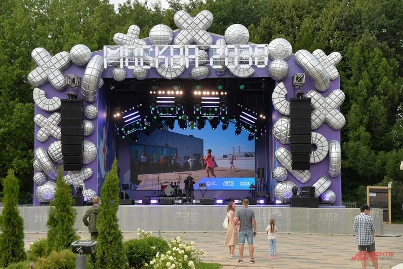 В парке 50-летия октября на сцене постоянно концертная программа.