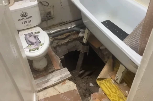 Во время водных процедур в ванной рухнул пол. 