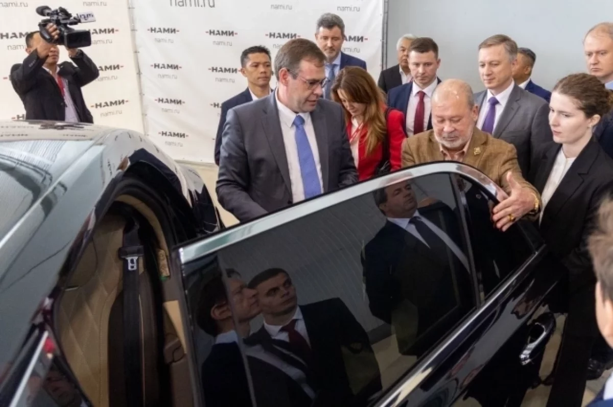 Король Малайзии Ибрагим протестировал российский автомобиль Aurus Senat