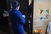 У девочки были тяжелые врожденные заболевания и патологии, она нуждалась в постоянном уходе и внимании. Но когда она умирала, рядом не было никого из взрослых.