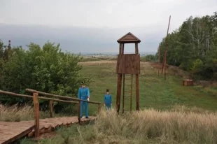 На въезде в крепость установлены сторожевая будка, муляжи пушек - пищалей, манекены солдат в форме XVIII века.