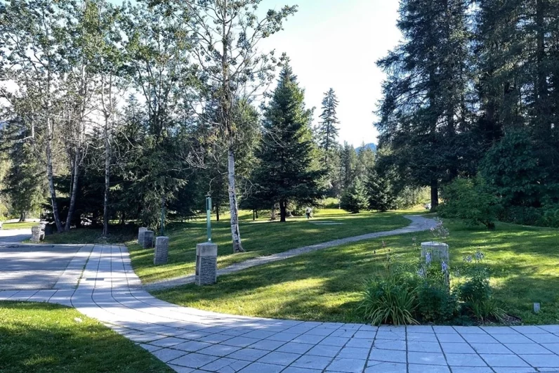 Территория гостиницы Alyeska Resort.