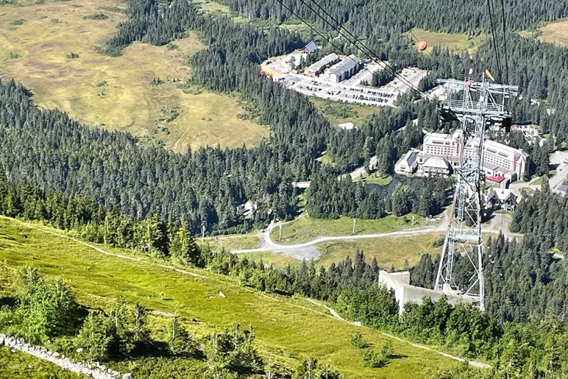 Гостиница Alyeska Resort в курортном городке Гирдвуд, где, по сообщениям СМИ, 15 августа может состояться встреча президентов России и США Владимира Путина и Дональда Трампа.