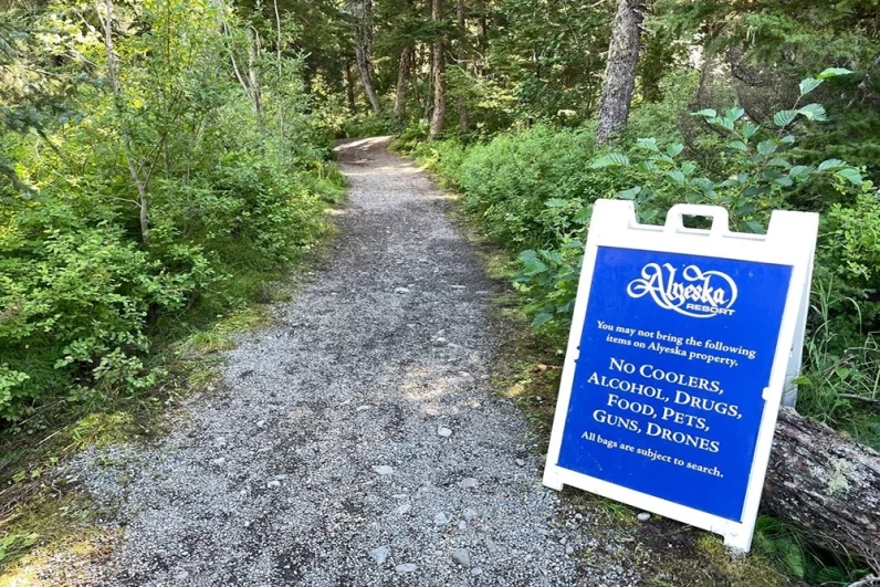 Территория гостиницы Alyeska Resort.