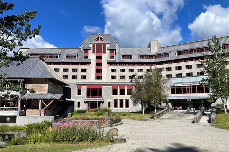 Гостиница Alyeska Resort в курортном городке Гирдвуд, где, по сообщениям СМИ, 15 августа может состояться встреча президентов России и США Владимира Путина и Дональда Трампа.