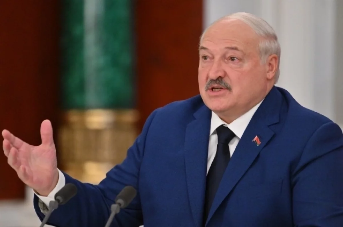 Лукашенко подарили первую отчеканенную в Белоруссии золотую монету
