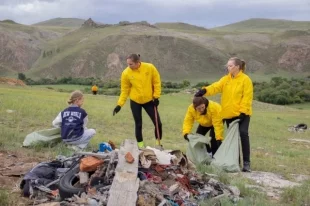 «Рождённую в 90-х» свалку помогли убрать волонтёры.