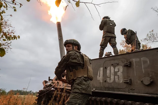 Работа военнослужащих на 240-мм самоходном миномете 2с4 «Тюльпан» в зоне проведения специальной военной операции.