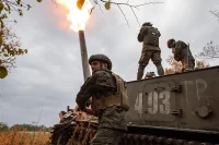 Работа военнослужащих на 240-мм самоходном миномете 2с4 «Тюльпан» в зоне проведения специальной военной операции.
