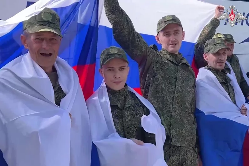 Опубликованы первые кадры с российскими военными, которые в ходе обмена вернулись 14 августа с подконтрольной Украине территории.