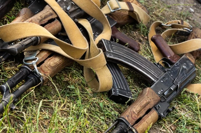 Сотни боевиков ВСУ бросают оружие и разбегаются кто куда.