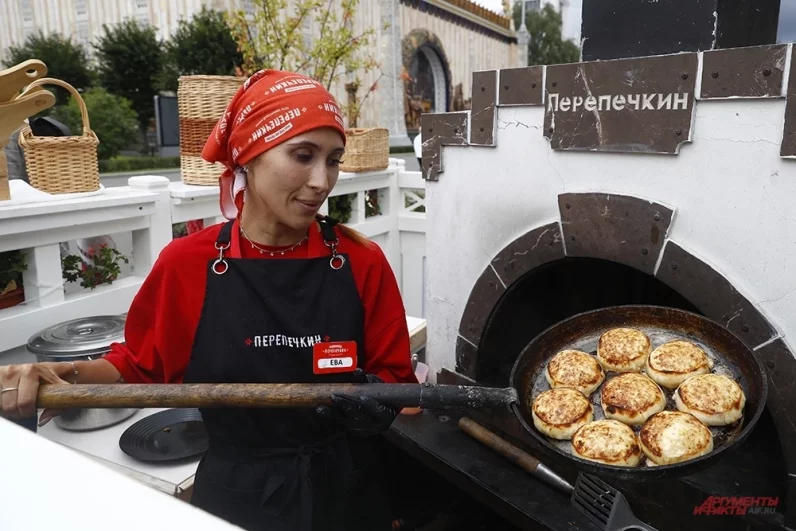 Каждый регион смог заявить о себе и представить свои лучшие продукты. На фото – удмуртские перепечи прямо из печи. 