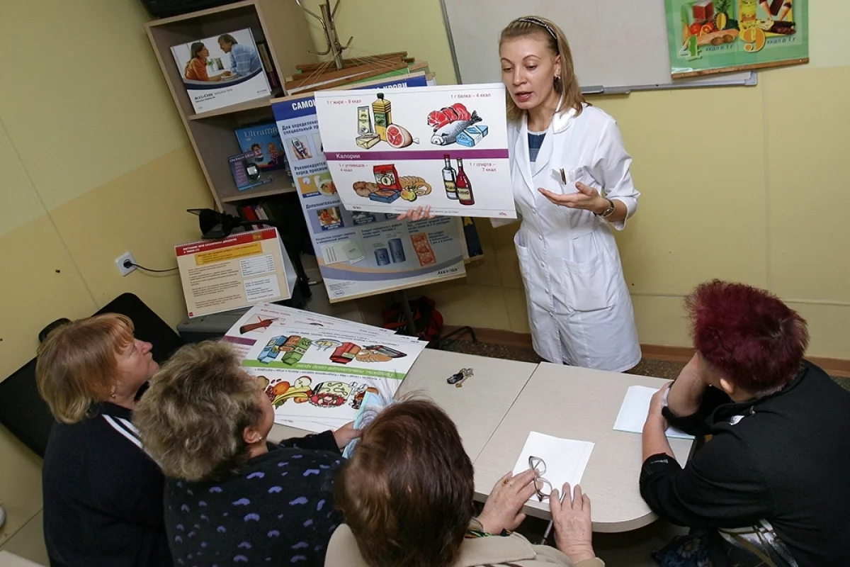 Пациенты Центра диагностики и лечения диабета на занятиях в кабинете «Школа «Диабет»».