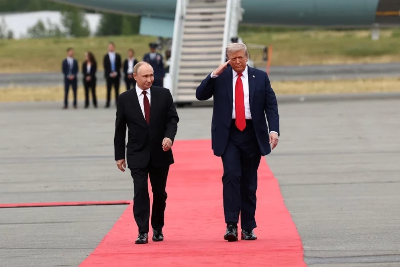 Встреча президента РФ Владимира Путина и президента США Дональда Трампа на аэродроме базы Элмендорф-Ричардсон на Аляске.