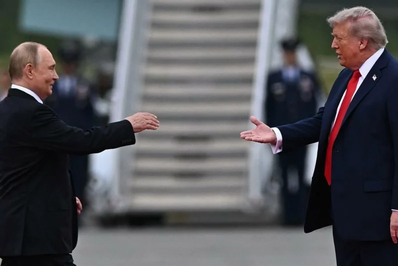Владимир Путин и Дональд Трамп за секунды до исторического рукопожатия.
