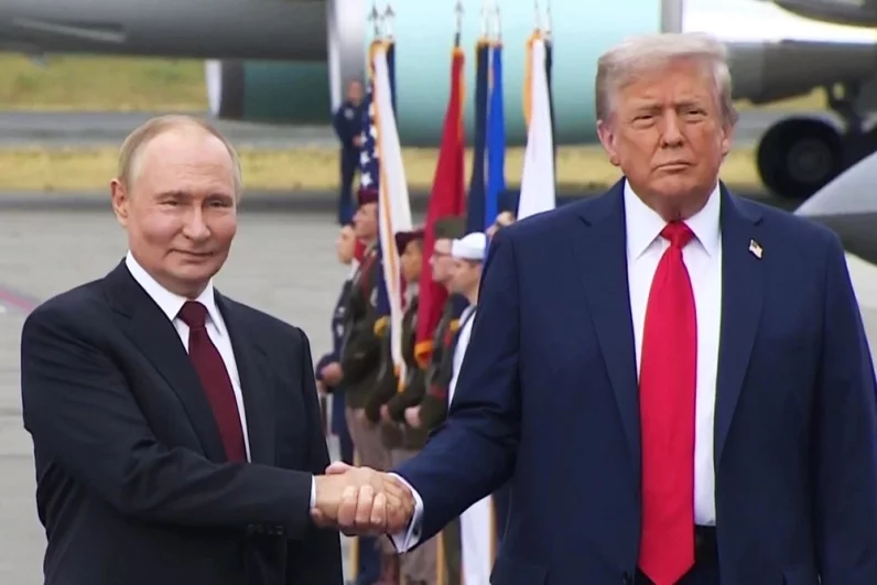 Встреча президента РФ Владимира Путина и президента США Дональда Трампа на аэродроме базы Элмендорф-Ричардсон на Аляске.