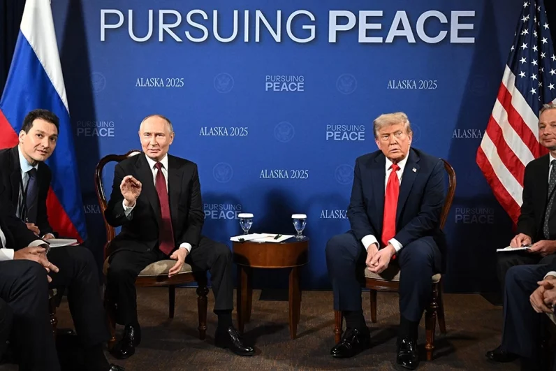Президент РФ Владимир Путин и президент США Дональд Трамп во время переговоров в узком составе на Аляске.