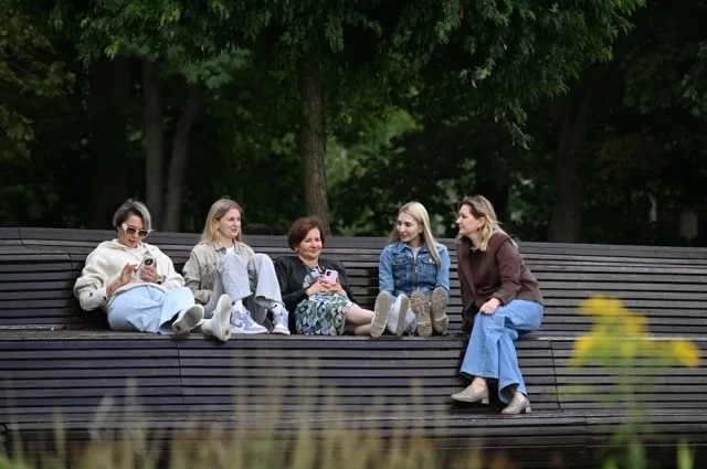 В Москве и Подмосковье предполагаемая среднемесячная температура +13…+14 °С, что на 1-2 градуса выше нормы.