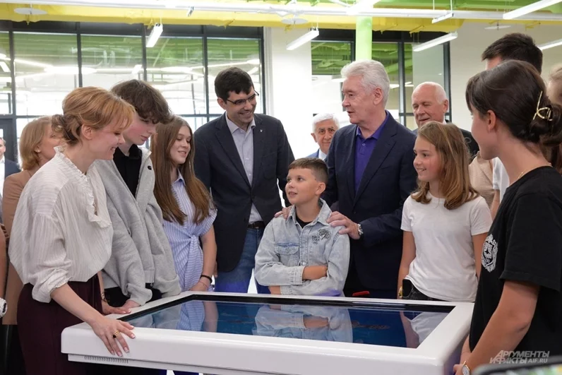 Осмотреть новую школу приехали не только мэр Москвы Сергей Собянин, но и будущие ее ученики.